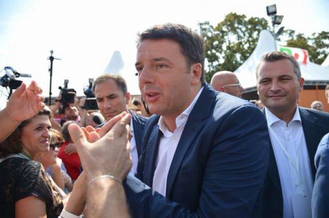 Renzi contestato a Ferrara. Insulti e lancio di uova