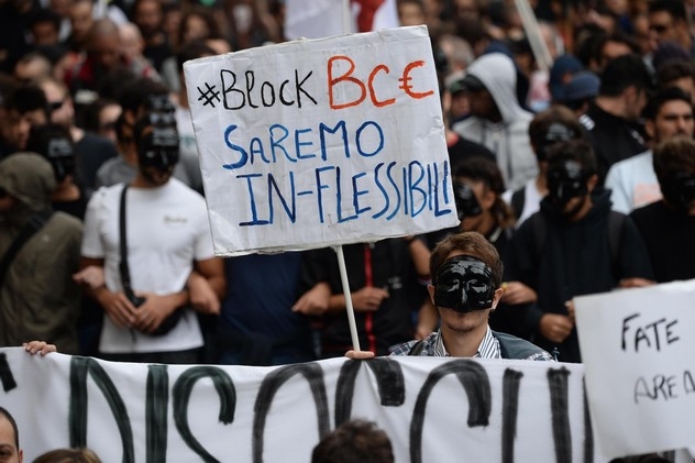 Bce, una piazza ribelle contro l’austerità. L’eurozona affonda nella disoccupazione
