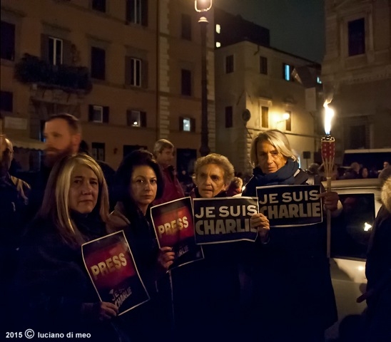 Charlie Hebdo. A Roma fiaccolata a piazza Farnese. LE FOTO