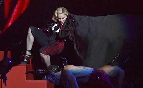 Brit Awards. La rovinosa caduta di Madonna. VIDEO