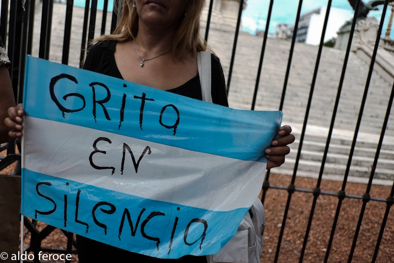 Argentina. In 400mila alla marcia del silencio per Alberto Nisman. FOTO