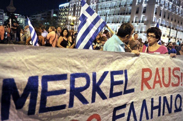 Braccio di ferro tra Atene e UE. In piazza con il popolo greco