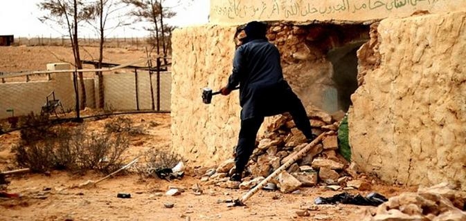 I criminali dell’Isis distruggono il tempio Sufi in Libia