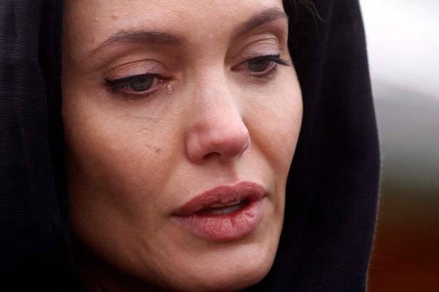 Angelina Jolie si fa asportare pure ovaie. ‘Ho paura del cancro’