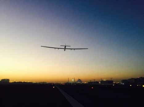 Decolla  Solar Impulse 2 il velivolo a energia solare. VIDEO