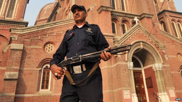 Pakistan, attacco a chiese. 15 morti 78 feriti
