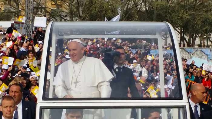 Papa Francesco a Scampia. La corruzione puzza