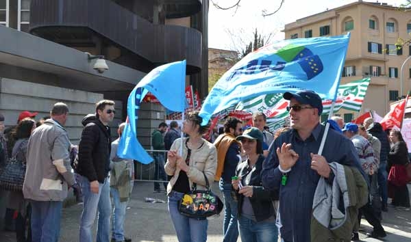 In piazza i dipendenti delle Provincie del Lazio.1.700 esuberi