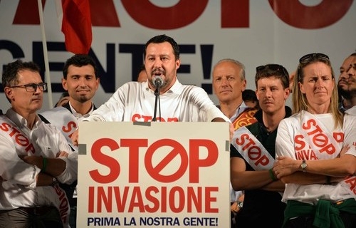 Salvini respinto da immigrati a Porto Recanati