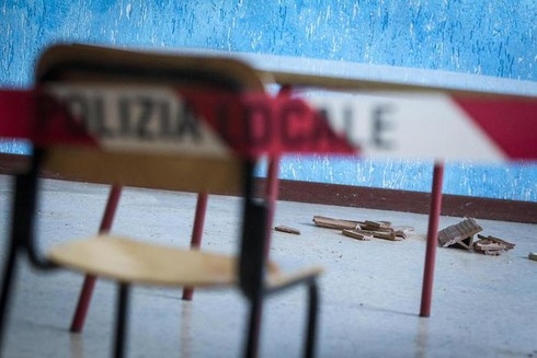 Crolla soffitto scuola elementare a Ostuni 2 alunni feriti