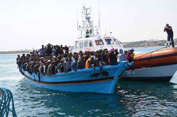Immigrazione. Oltre 1.200 sbarchi, migrante dilaniato dagli squali