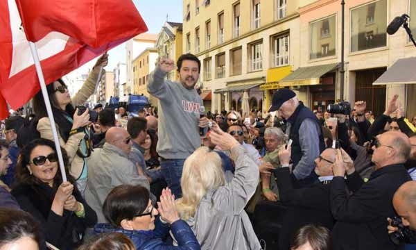 Uova e pomodori per Salvini a Livorno, Lui replica, sfigati
