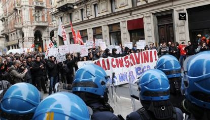Salvini a Massa, scontri con polizia: 2 feriti e 10 contusi
