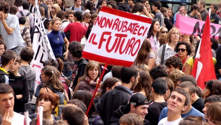 Rapporto Ocse: “Giovani senza futuro a causa di precise scelte politiche”