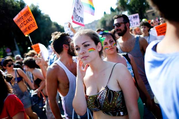 Gay Pride. A Roma in migliaia contro l’omofobia. Foto in diretta