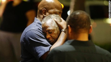 Usa: sparatoria a Charleston. 9 morti. Identificato il sospetto autore