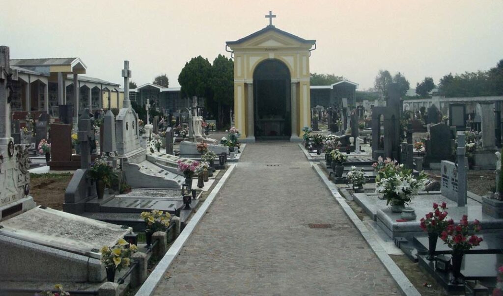 Napoli, truffe al cimitero. Spariscono le salme, cappelle di famiglia rivendute
