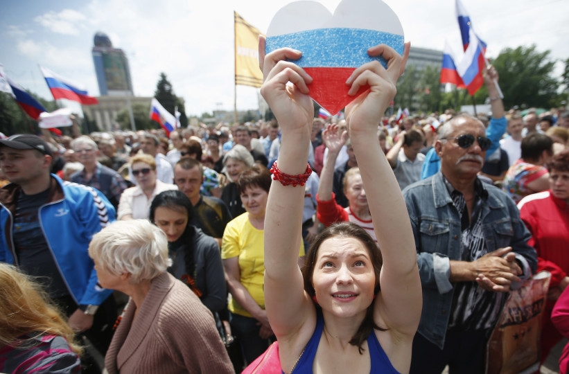 Donetsk, abitanti in piazza contro la guerra
