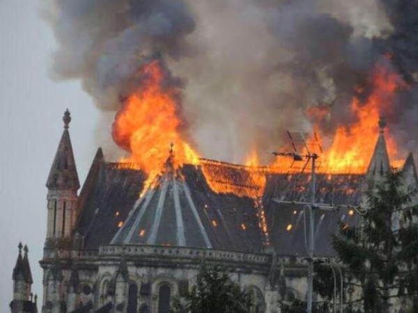 Nantes. In fiamme la Basilica di St. Rogatien e St. Donatien. VIDEO