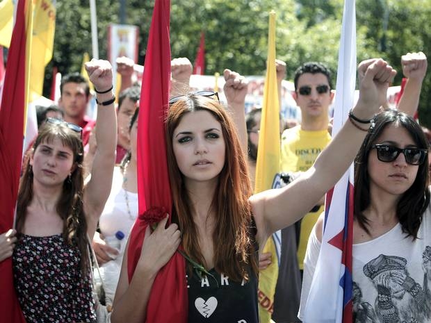 Grecia: l’accordo al vaglio. Il popolo torna in piazza