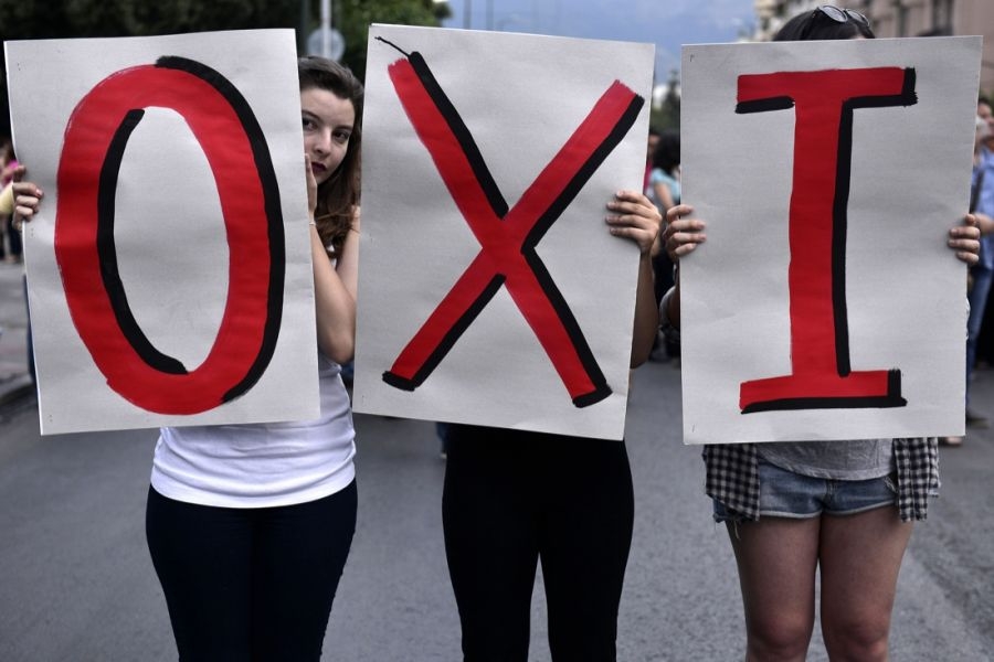 Consiglieri Sel in Aula Roma con t-shirt Oxi, per dire No al referendum greco