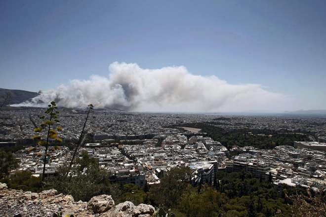Grecia. Incendio alle porte di Atene, un morto