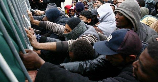 Calais, migliaia di migranti davanti all’Eurotunnel. L’assalto ieri notte, 1 morto