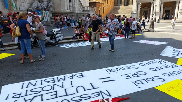 Roma. Protesta lavoratori della Multiservizi sotto il Campidoglio