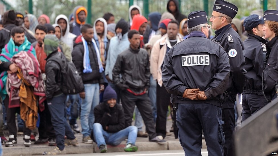 Immigrazione, tensioni al campo Calais. A Pozzallo nuovi sbarchi