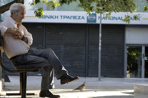 Grecia, oggi riaprono le banche, ritorna l’austerity