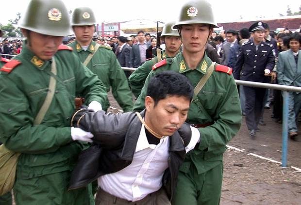 Cina:arrestati 7 cristiani,si erano opposti rimozione croce
