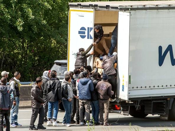 Strage di migranti in confine con Austria. Almeno 50 morti dentro un tir