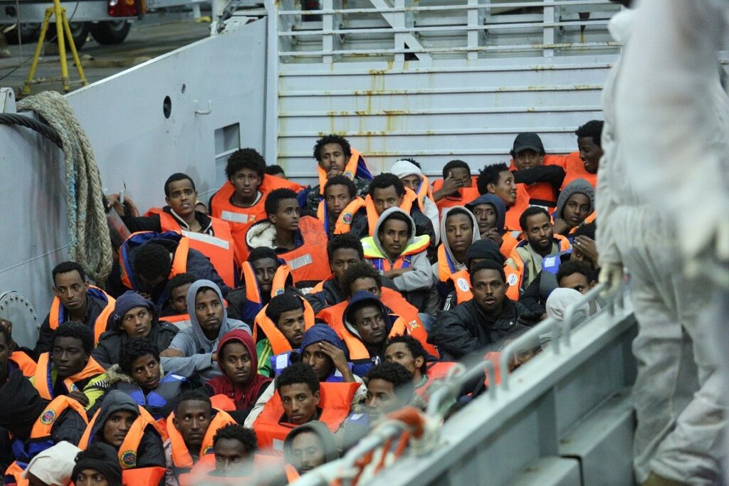 Immigrazione. Marina Militare soccorre 2 gommoni a largo della Libia