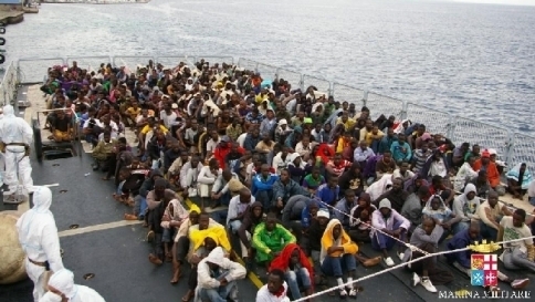 Immigrazione. Tratti in salvo 350 a bordo di barcone. Un morto