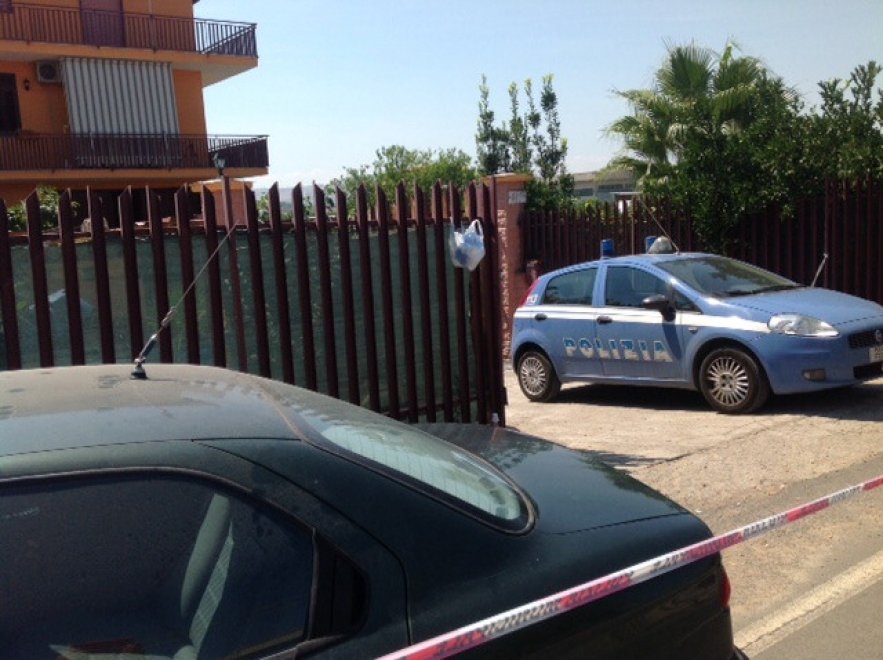 Palagonia. Coniugi uccisi, lui sgozzato, lei gettata dal balcone. Sospettato ivoriano