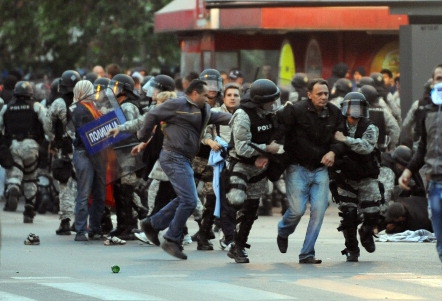 Macedonia, scontri alla frontiera tra polizia e immigrati