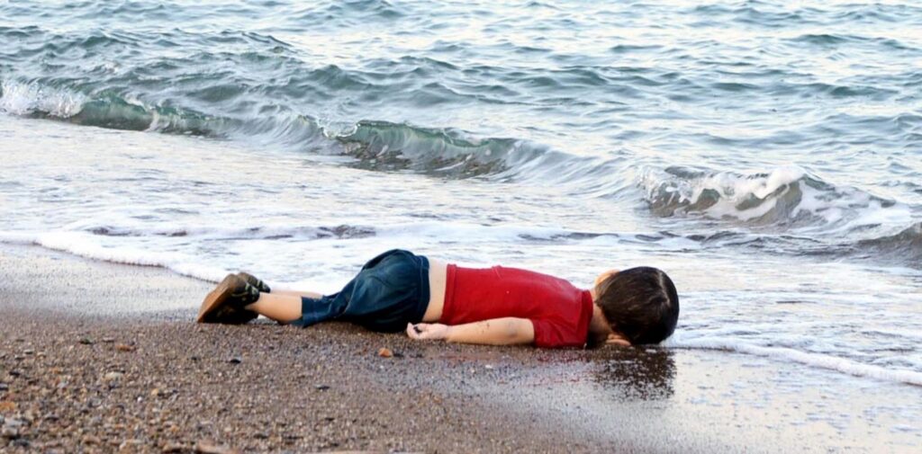 Migranti: foto bimbo morto su spiaggia turca pugno stomaco mondo