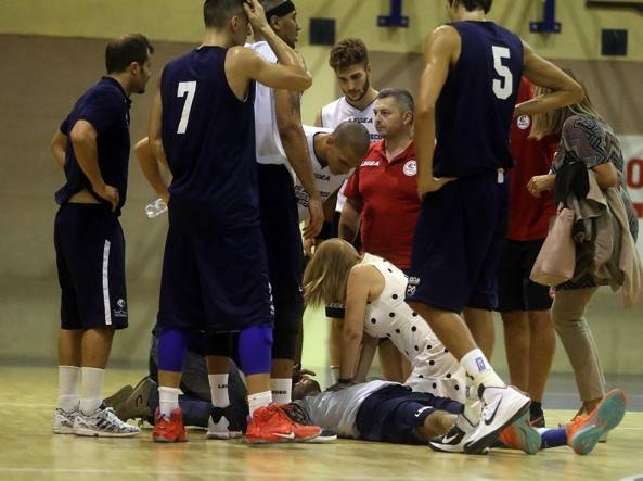 Basket: attacco cardiaco per giocatore durante partita. E’ grave