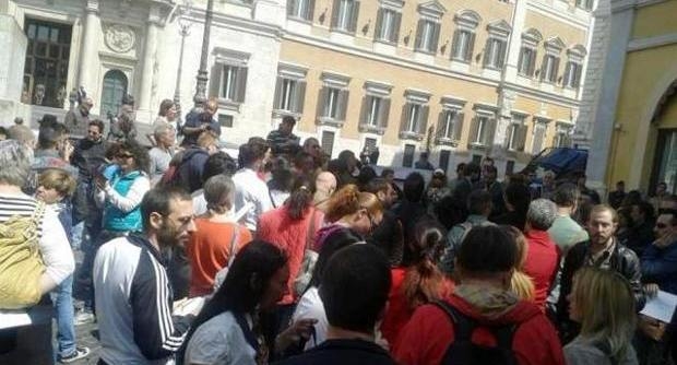Lavoratori Ikea protestano a Montecitorio