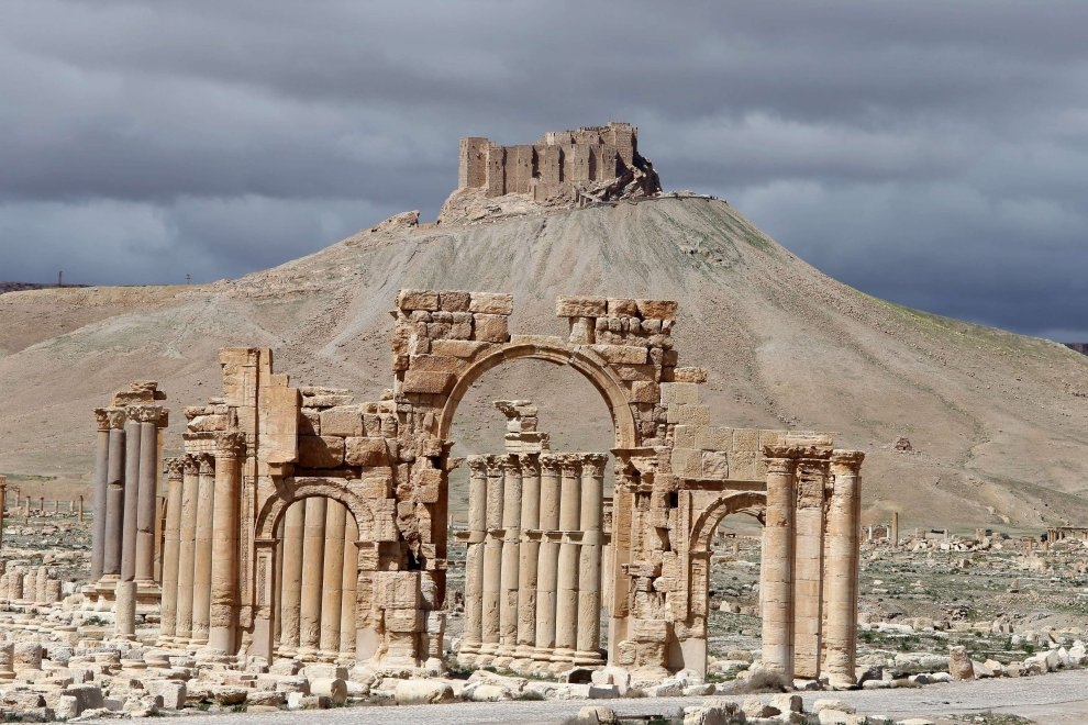 Siria. Isis distrugge l’arco di trionfo romano a Palmira