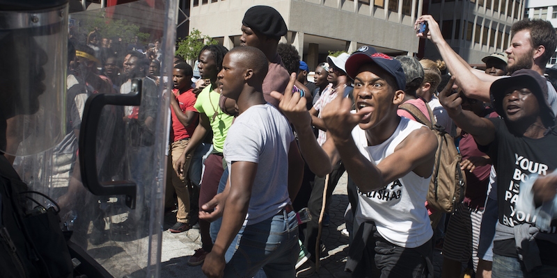 Sudafrica: scontri studenti-polizia, roghi davanti sede governo