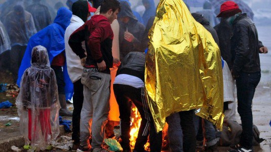 Migranti, in centinaia tra Croazia e Slovenia sotto la pioggia battente