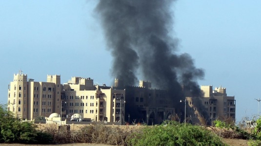 Yemen. Attacco all’Hotel dove alloggia primo ministro, vittime e feriti