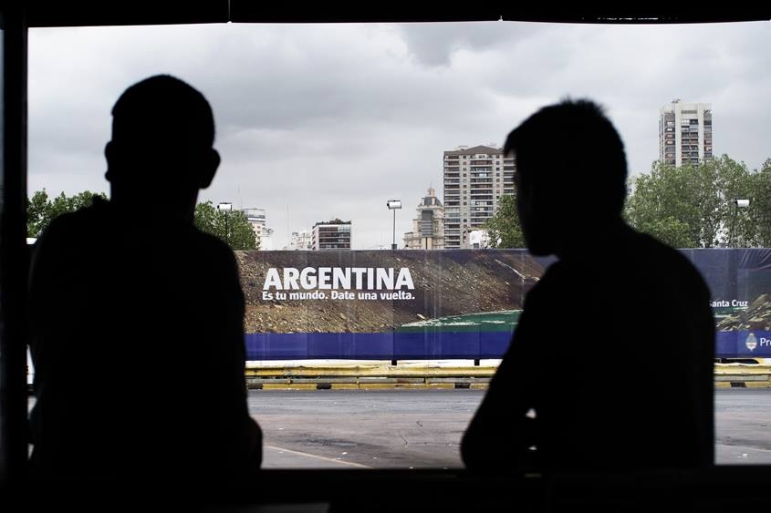Argentina al ballottaggio. Scontro diretto tra  Scioli e Macri