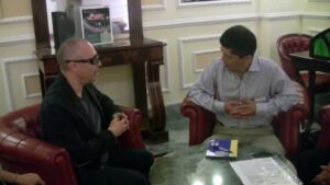 Nella foto, Pablo Fajardo (a destra) intervistato da Roberto Malini l’anno scorso a Genova