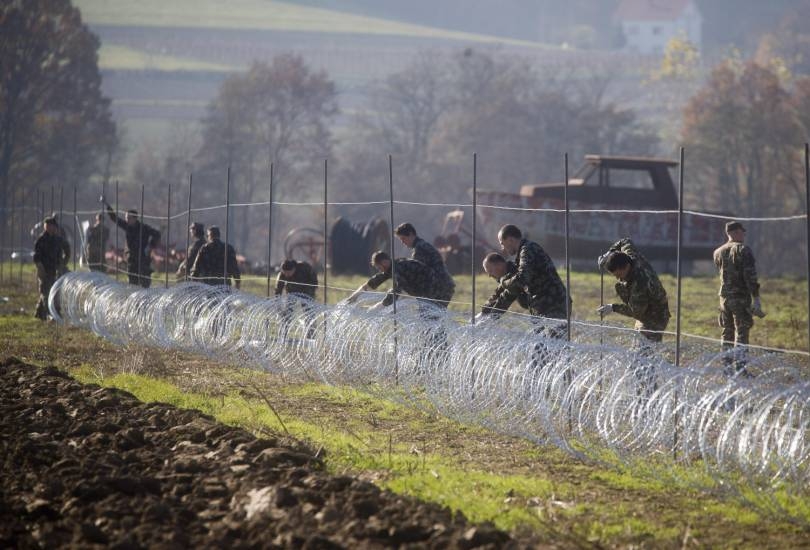 Immigrazione. La Slovenia alza il filo spinato al confine croato