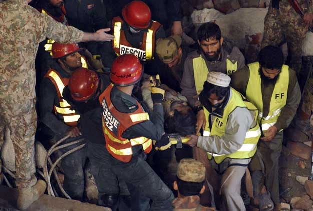 Crolla fabbrica a Lahore, 17 morti,  in trappola decine di persone