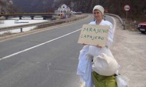 Pippa Bacca, durante la sua performance "Brides on tour - Spose in viaggio", nel 2008
