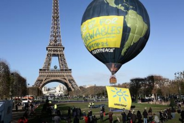 Cop21. Mongolfiera Greenpeace su Torre Eiffel