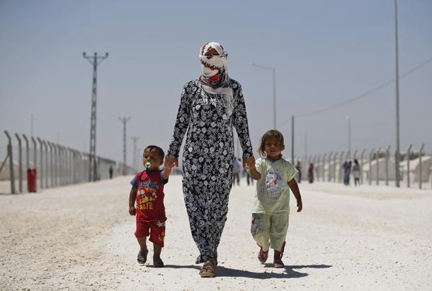 Rapporto Amnesty. I rifugiati: rischiano la vita, l’Europa alza le recinzioni